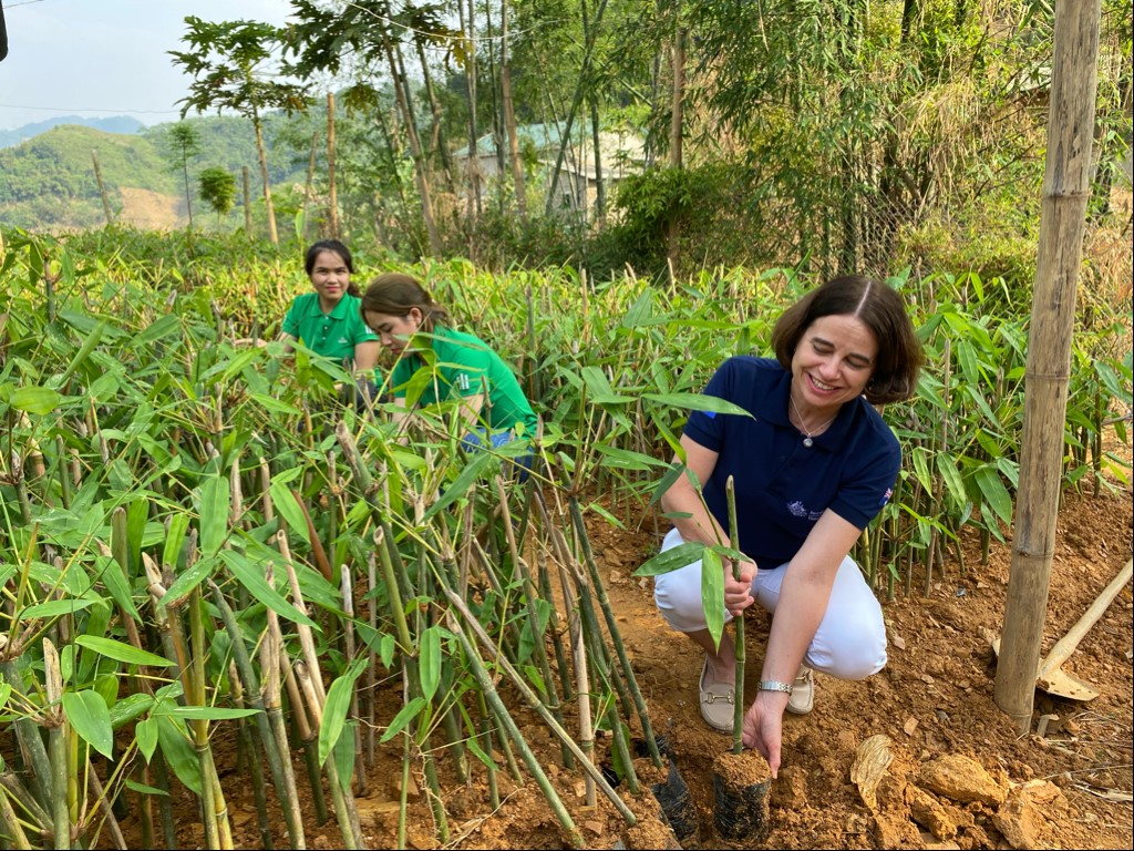 Photo-1_-Ambassador-Mudie-visit-Xuan-Nha-bamboo